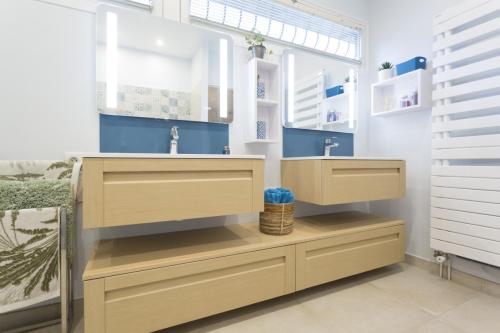 Double vasque et meubles de salle de bain